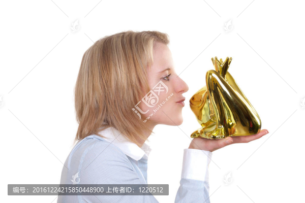 青蛙王子被美麗的年輕女子親吻