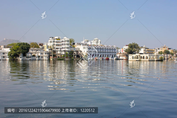 美麗的建筑在湖心島的U