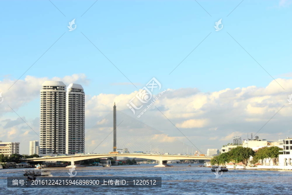 在曼谷湄南河