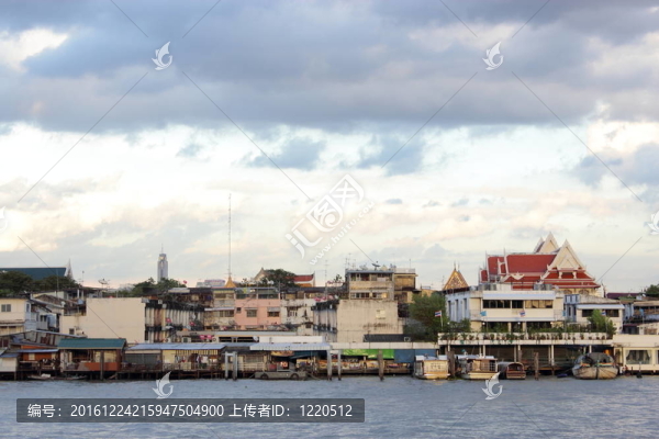 在曼谷湄南河