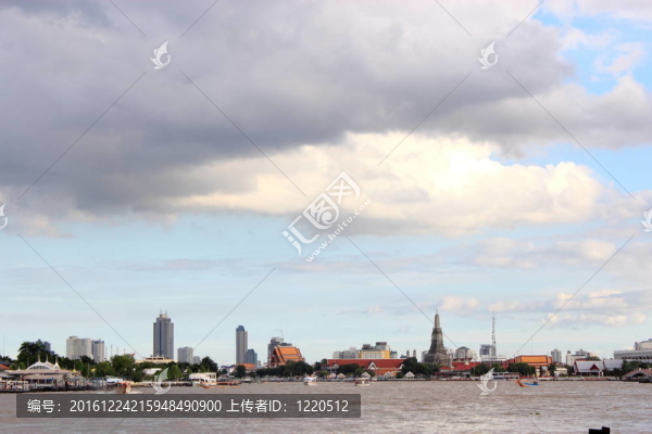 在曼谷湄南河