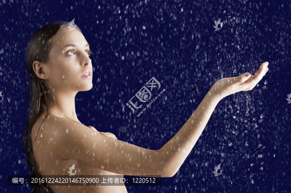 美麗的女孩濕皮膚；她抬起頭來