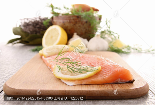 鱒魚(yú)肉片和配料