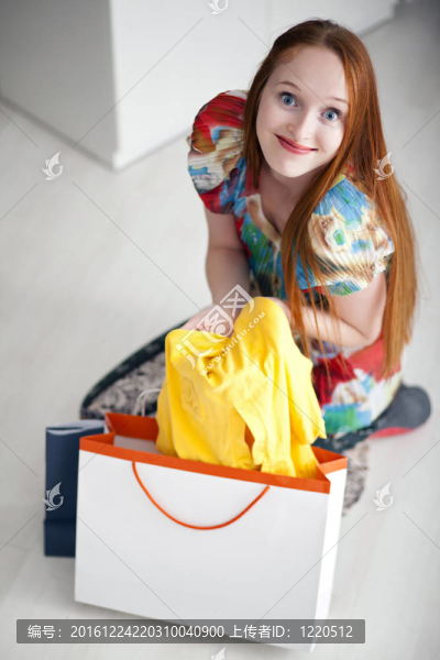 年輕美麗的女性控股和期待服裝
