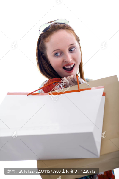 長(zhǎng)發(fā)快樂(lè)女抱著紙袋購(gòu)物