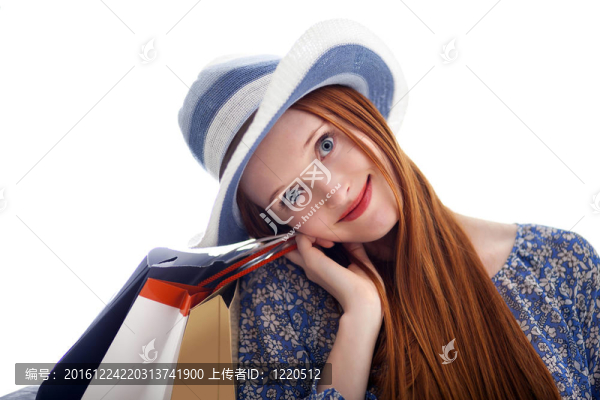帶購物的長發(fā)女性持紙袋
