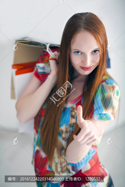 長發(fā)快樂女抱著紙袋購物
