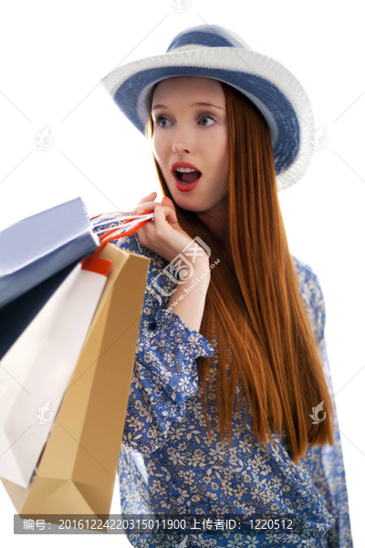 帶購(gòu)物的長(zhǎng)發(fā)女性持紙袋