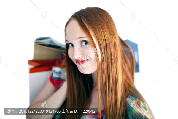 長發(fā)快樂女抱著紙袋購物