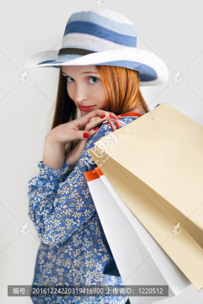 帶購物的長發(fā)女性持紙袋