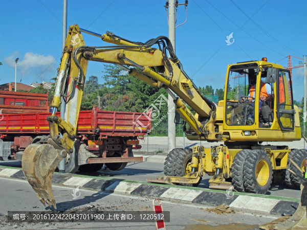 用刮刀在路中間工作道路