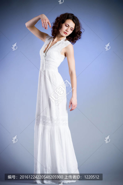 女人在復(fù)古新娘禮服