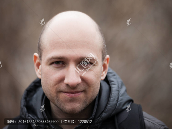 禿頭的男人的肖像