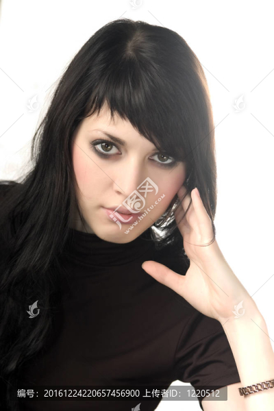 迷人的女孩與美麗的眼睛和頭發(fā)的黑色看著你