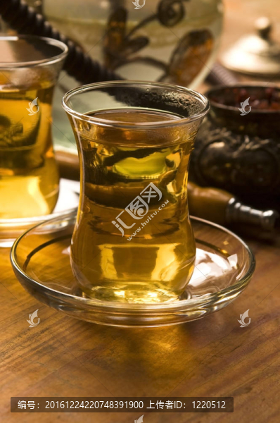 杯土耳其茶和水煙曾在傳統(tǒng)風格