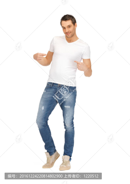 穿著白色襯衫的英俊男子