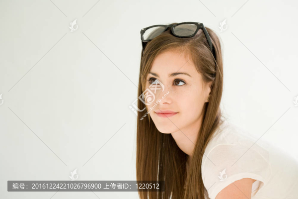 可愛(ài)的年輕黑人女孩的思考。