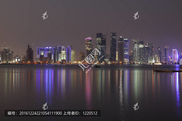 多哈市夜間天際線(xiàn)；卡塔爾；中東