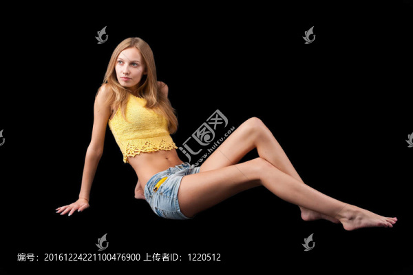 漂亮女孩在地板上