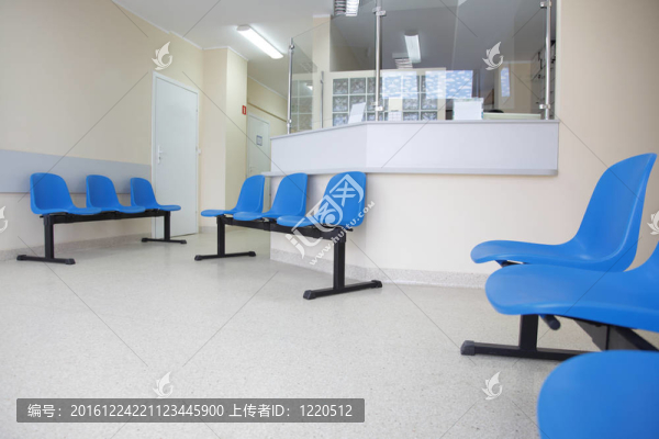 候車室地板上的藍(lán)色椅子