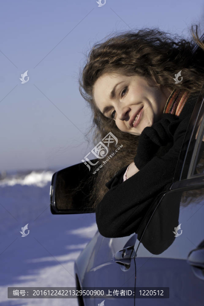 在陽光明媚的日子里坐在車里的女人