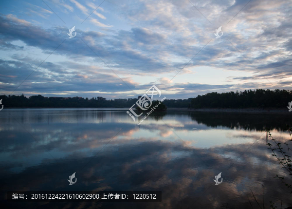 美麗湖景全景圖