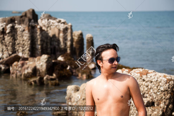 快樂印度男子帶墨鏡