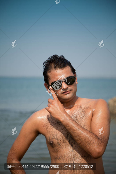 快樂印度男子帶墨鏡