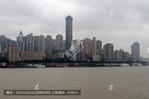 細(xì)雨中的重慶江畔