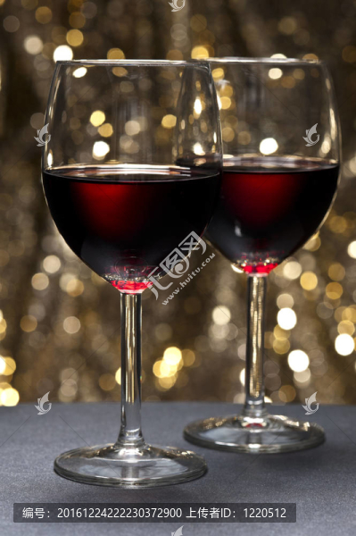 美麗背景前的紅葡萄酒