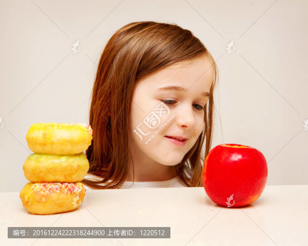 這張照片描繪了一個年輕的女孩決定健康食品和不健康食品與Y。