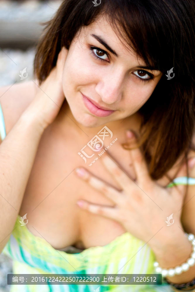 美麗的女孩在鐵路上