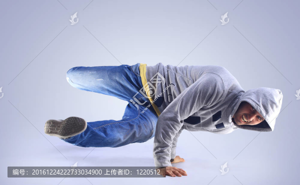 英俊的年輕人跳舞