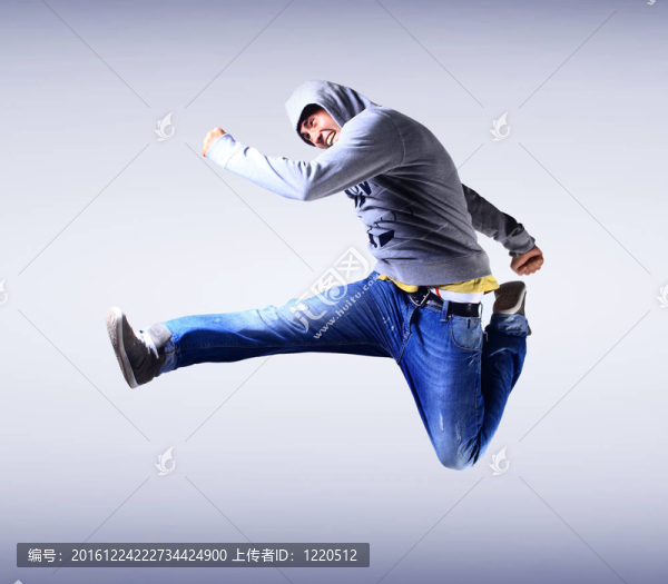 英俊的年輕人跳舞
