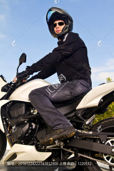 騎摩托車的男人