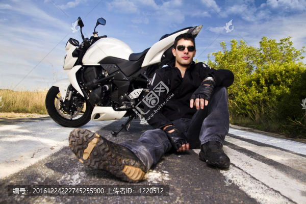 騎摩托車(chē)的男人