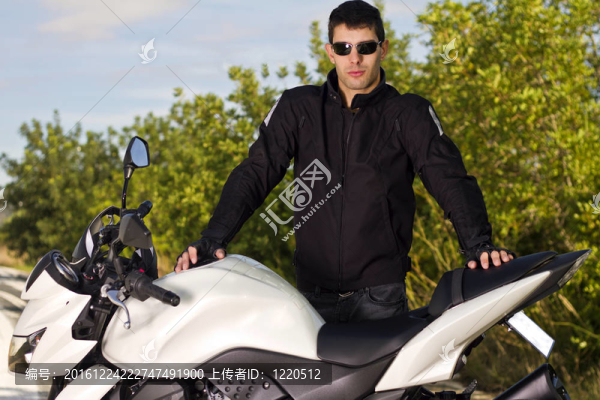 騎摩托車的男人