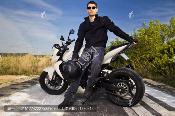 騎摩托車的男人