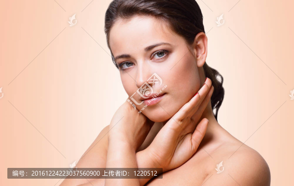 自然背景下的美女肖像