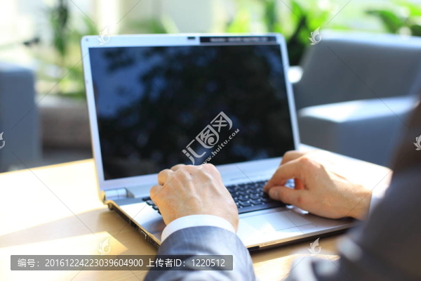 辦公室里的現(xiàn)代筆記本電腦打字