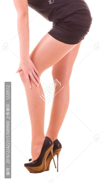 性感女人的腿在黑色的鞋子