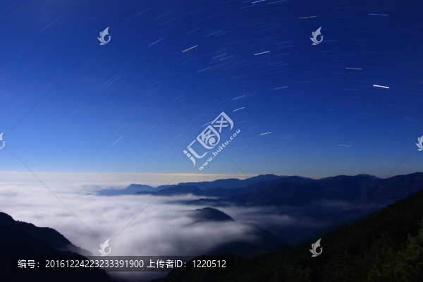驚人的星夜伴隨著山