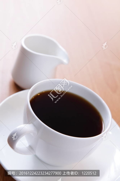 白杯子里的黑咖啡