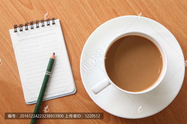 在一個白色的杯拿鐵咖啡