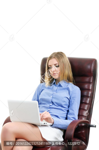 漂亮的年輕女孩與筆記本電腦