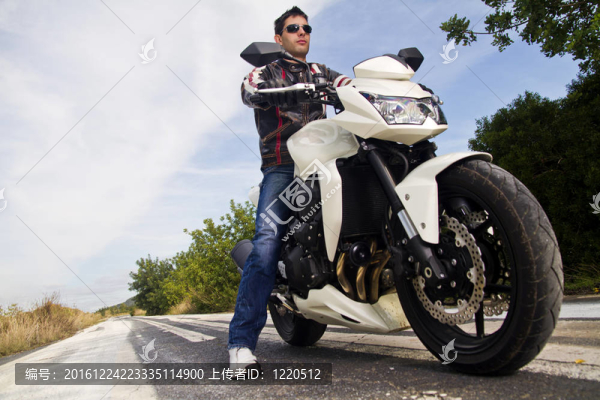 騎摩托車的男人