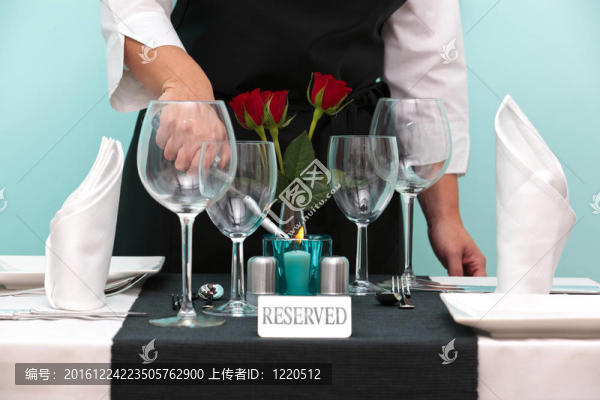 waitres點(diǎn)燃一支蠟燭