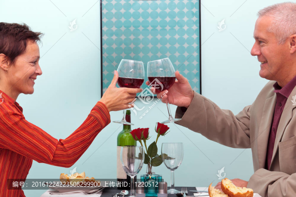 在一家餐館烤眼鏡成熟的夫婦