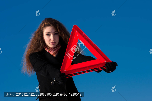 冬季汽車故障-婦女控股警告三角