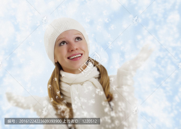 美麗的女孩與雪花在冬季背景